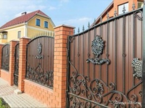 Кирпичный забор с ковкой  150 метров фото в Хорлово