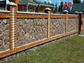 Кирпичный забор с камнем 12 метров фото в Хорлово