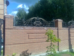 Кирпичный забор с ковкой  12 соток фото недорого под ключ