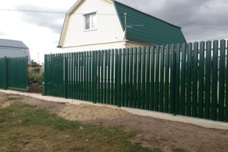 Забор из евроштакетника на ленточном фундаменте 70 метров фото в Хорлово